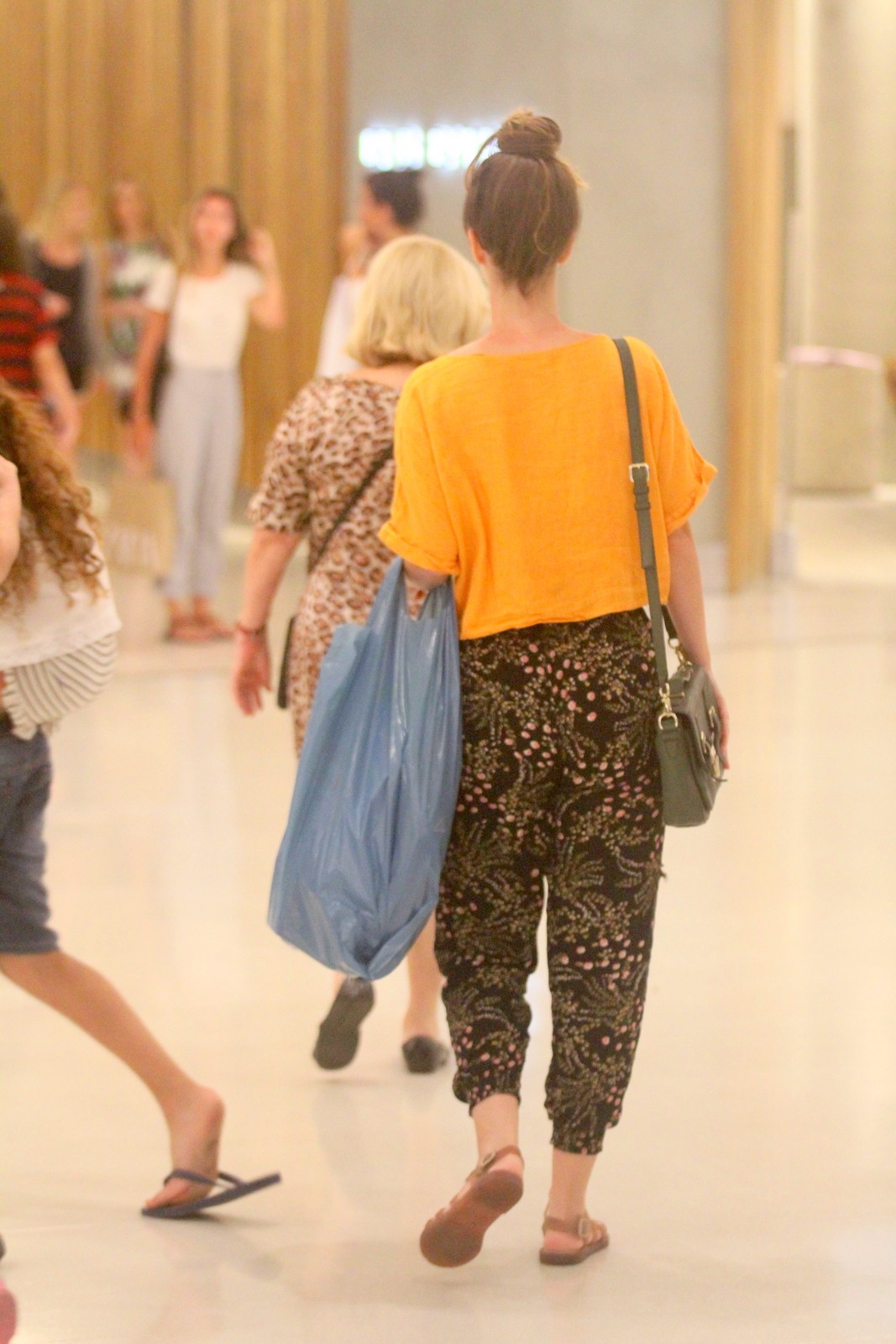 Nathalia Dill passeia em shopping no Leblon com a mãe, Evellyn (Foto: Daniel Delmiro/AgNews)