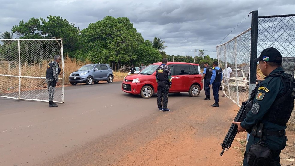 Imagem mostra momento em que policiais fecham a fronteira do Brasil com a Guiana, após determinação do governo federal — Foto: Polícia Militar/Divulgação