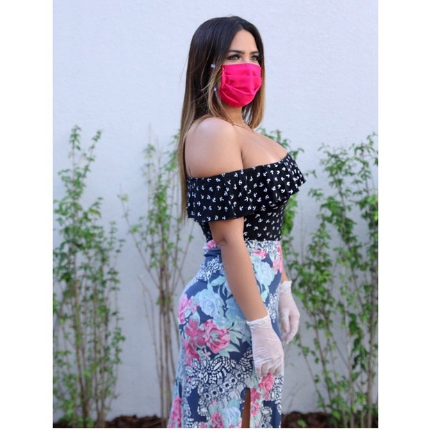 Geisy Arruda posa de máscara rosa (Foto: Reprodução/Instagram)