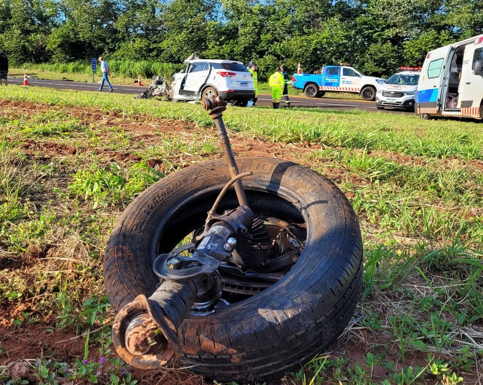 Peças do veículo (carro branco, ao fundo), como a roda, ficaram espalhadas ao lado a SP-304 — Foto: Tem Coisas que Só Acontecem em Jaú/Divulgação