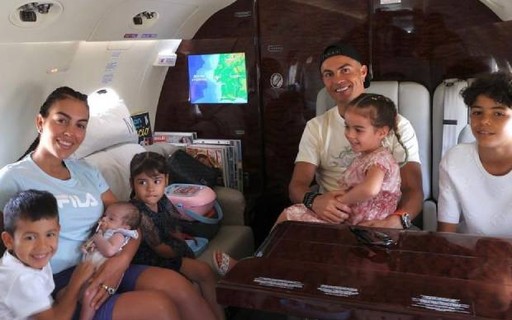 Cristiano Ronaldo e Georgina Rodriguez reúnem os 5 filhos em viagem de jatinho