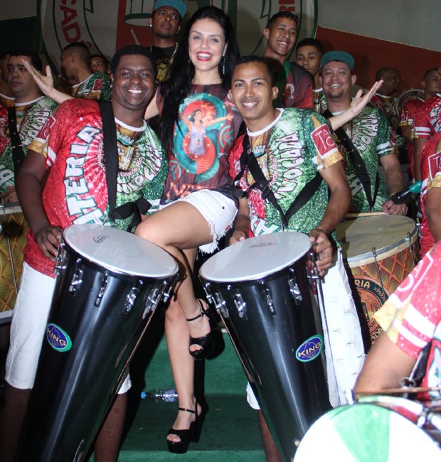 Paloma Bernardi entre os ritmistas da Grande Rio (Foto: AgNews)