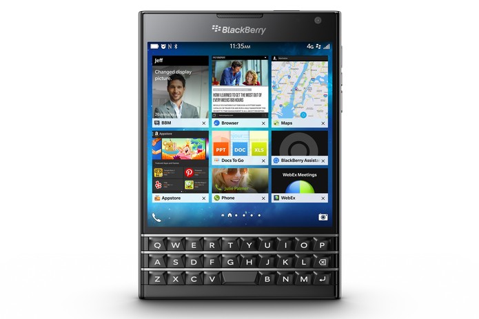 BlackBerry Passport é um aparelho quadrarão com teclado físico e tela touchscreen (Foto: Divulgação/BlackBerry)