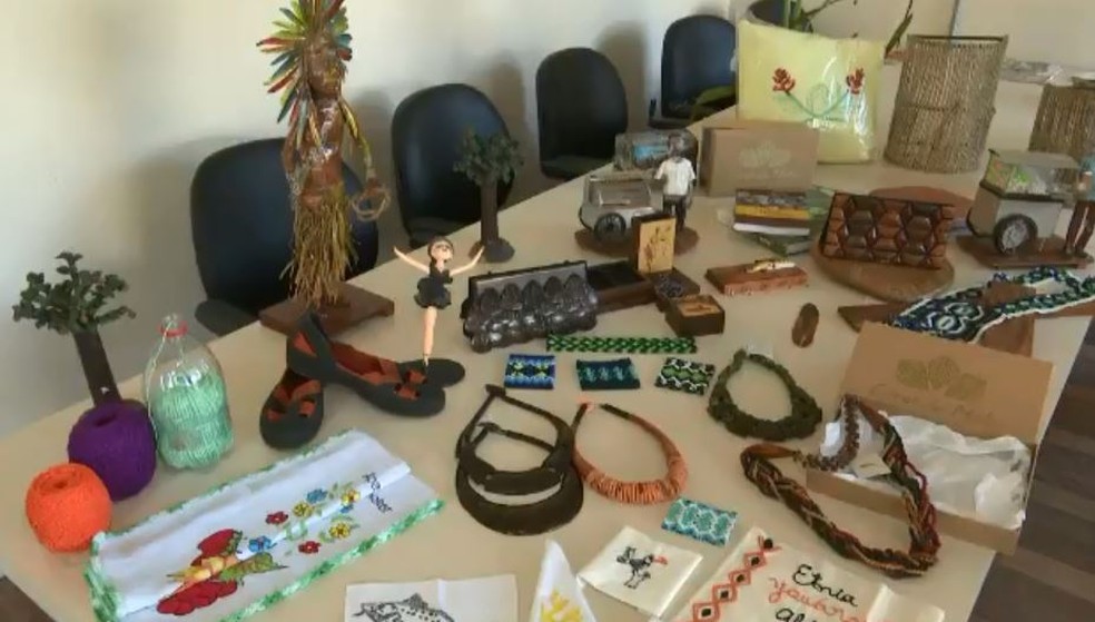 Artesã cria peças reaproveitando madeiras e sementes  (Foto: Reprodução/Rede Amazônica Acre)
