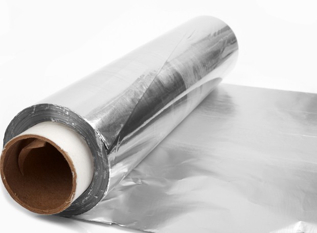 Por fim nas goteiras e lustrar peças de metal são duas das utilidades inusitadas do papel alumínio (Foto: Thinkstock)