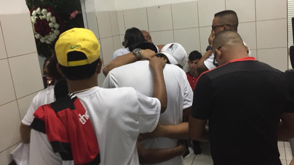 Familiares e amigos se emocionaram no velório do goleiro do Flamengo morto em incêndio em alojamento no Rio — Foto: Fernanda Rouvenat/ G1