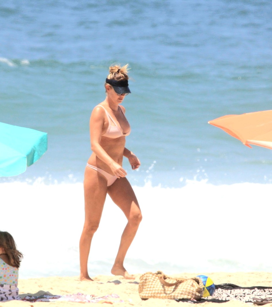 Letícia Birkheuer curte dia de praia no Rio de Janeiro (Foto: AgNews)