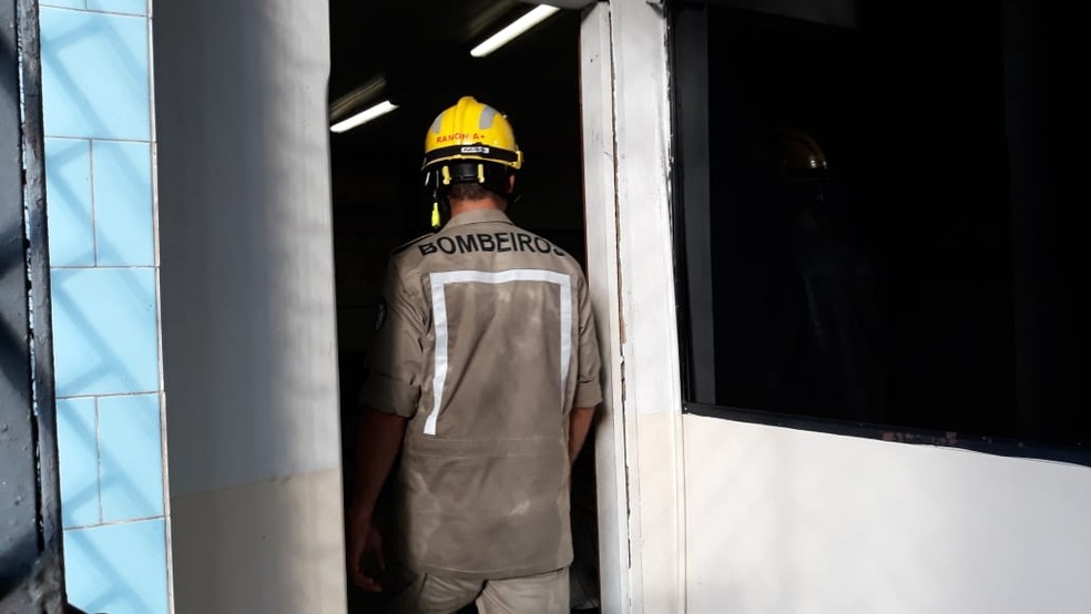 Bombeiros retiram materiais do prédio da Emgerpi — Foto: Catarina Costa/G1 PI