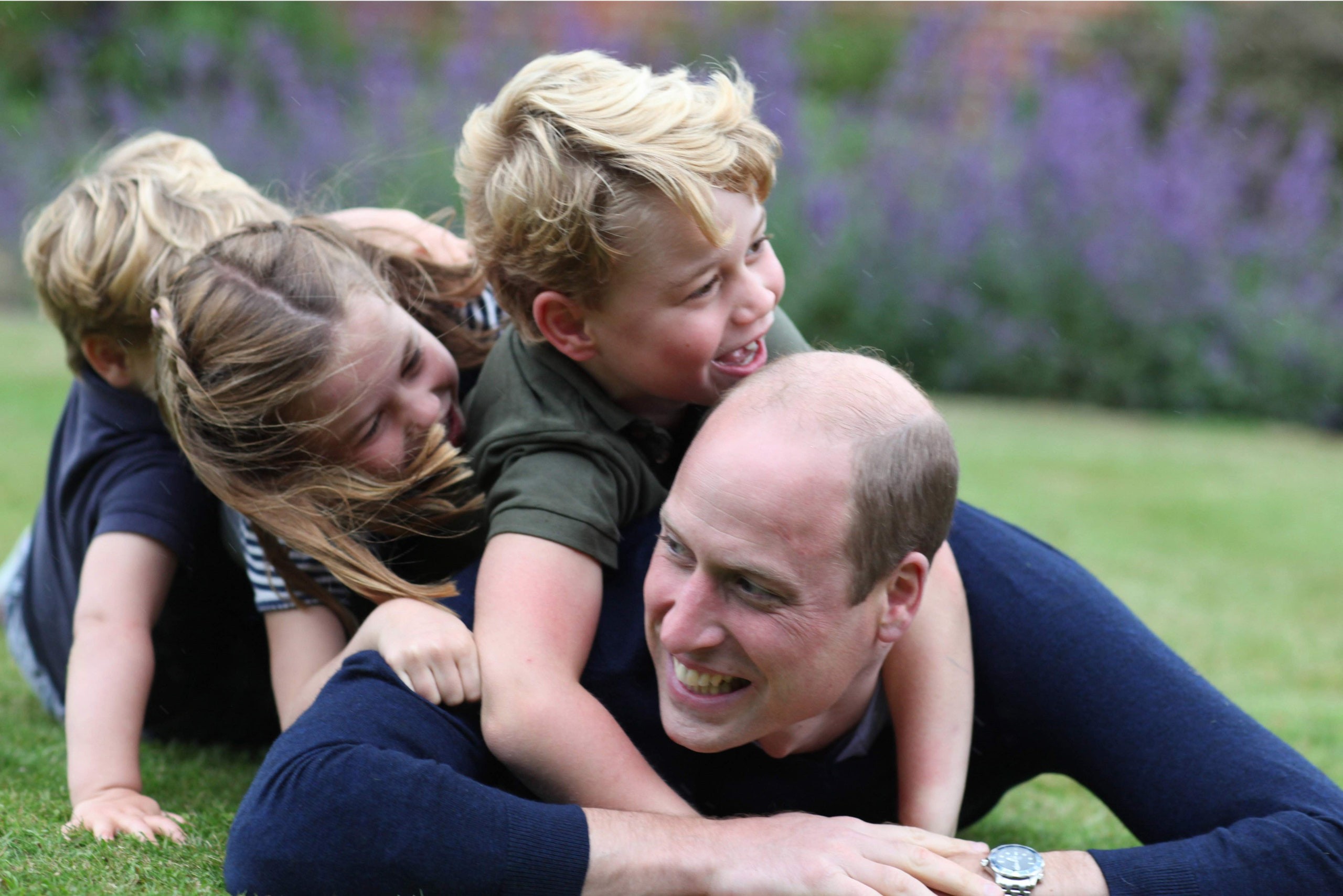 O príncipe William com os três filhos com Kate Middleton: George, Charlotte e Louis (Foto: Reprodução Instagram)