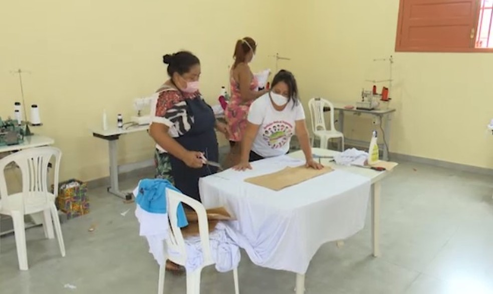Curso de corte e costura realizado na Paróquia da Cidade do Povo — Foto: Reprodução/Rede Amazônica Acre