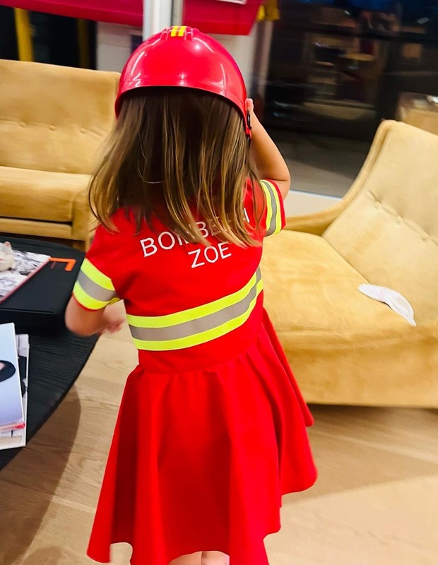Zoe, filha de Sabrina Sato e Duda Nagle, posa com farda personalizada de bombeira (Foto: Reprodução/Instagram)