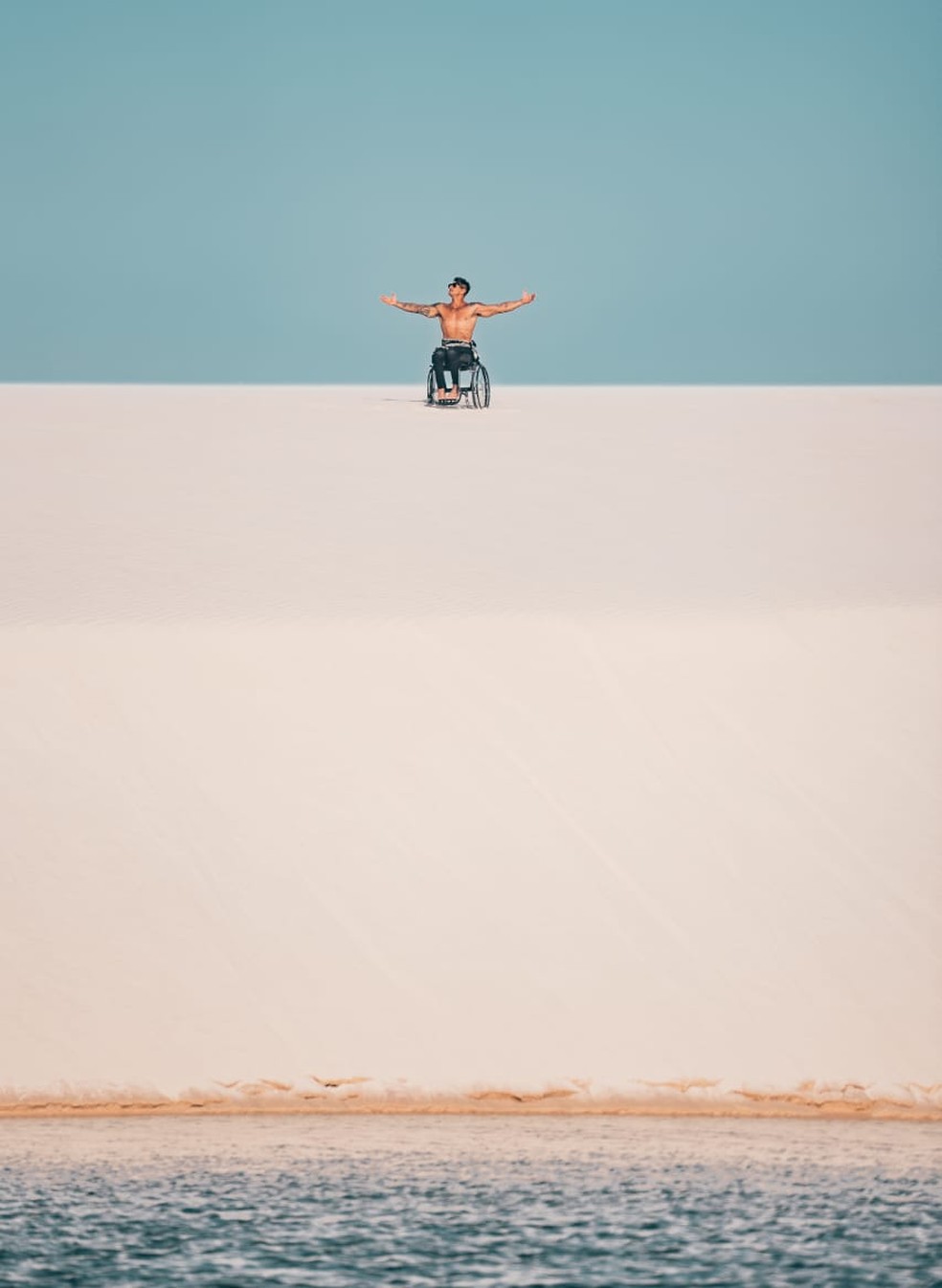 Fernando Fernandes indica Atins como local acessível a pessoas com deficiência — Foto: Divulgação