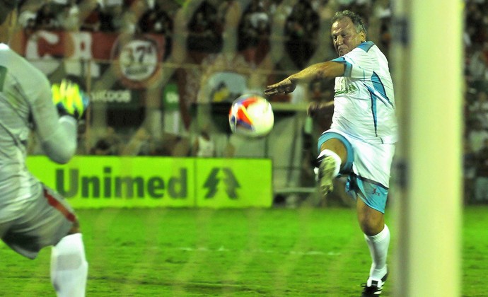 Zico chuta para marcar um dos seus gols na goleada por 5 a 1 (Foto: Marcelo Prest/A Gazeta)