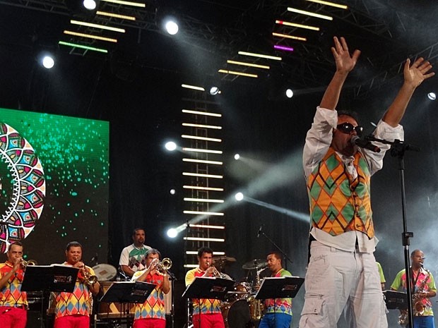 Maestro Forró e a Orquestra Popular da Bomba do Hemetério, em show no Recife (Foto: Luna Markman / G1)