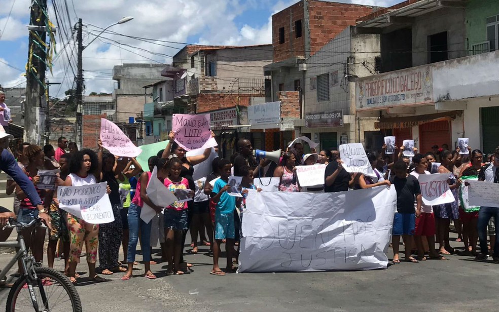 Familiares e amigos de menina achada morta três dias após sair de casa para comprar pipoca, fizeram manifestação em Salvador. — Foto: Camila Oliveira/TV Bahia