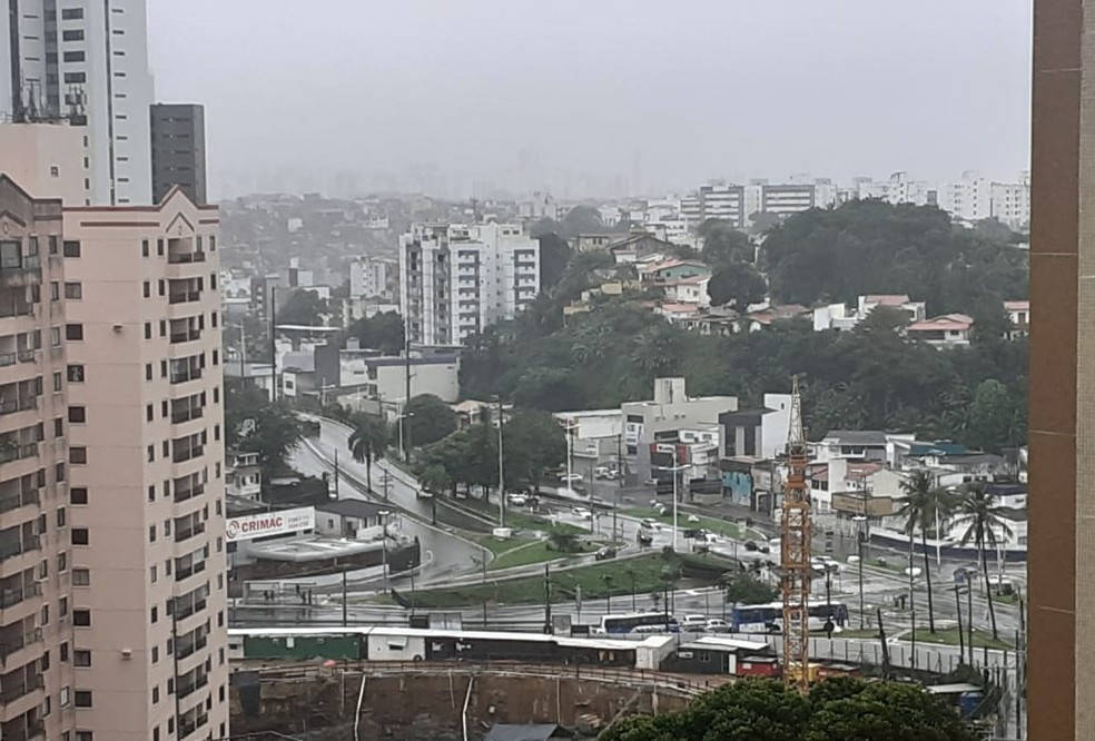 Chuva em Salvador causa pontos de alagmento &mdash; Foto: Gabriel Gon&ccedil;alves/G1 Bahia