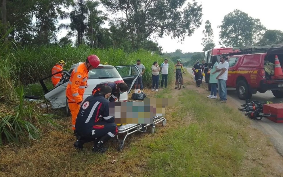 Mãe e filho ficam feridos em acidente entre carro e caminhão na BR-146, em Muzambinho, MG — Foto: Corpo de Bombeiros
