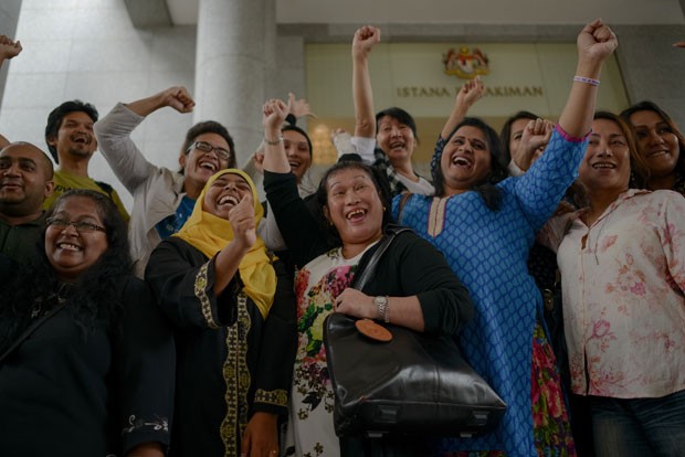 Ativistas pelos direitos dos transgêneros comemoram nesta sexta-feira (7) decisão de tribunal malaio que invalidou lei que proíbe homens de se vestirem como mulheres (Foto: Mohd Rasfan/AFP)