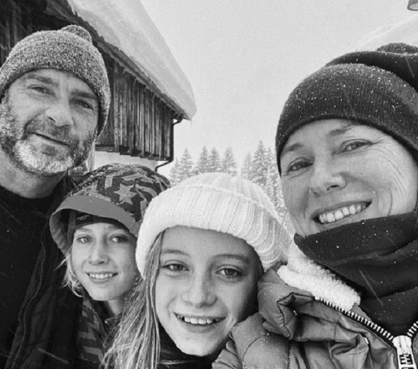 A atriz Naomi Watts com o ex-marido, o ator Liev Schreiber, e os dois filhos deles (Foto: Instagram)