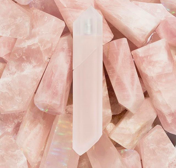 O perfume de Kim Kardashian com frasco semelhante a vibrador (Foto: Instagram)