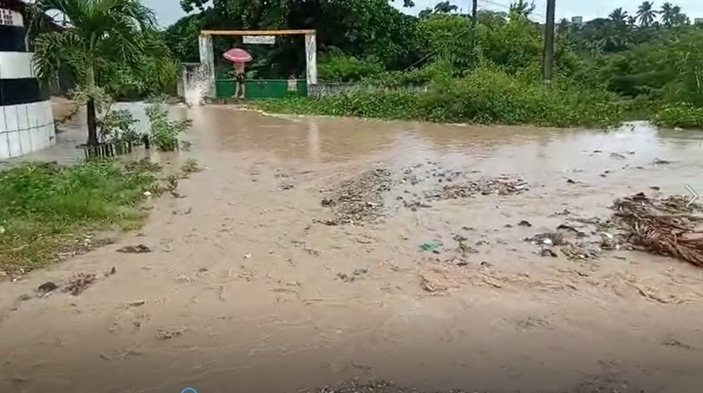 Bairro de José Américo em João Pessoa: ruas de barro são as mais afetadas pela chuva — Foto: TV Cabo Branco/Reprodução