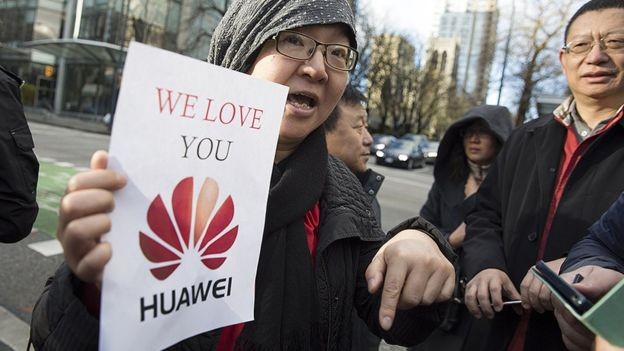 A Huawei tem recebido demonstrações públicas de apoio de chineses (Foto: Getty Images via BBC News Brasil)