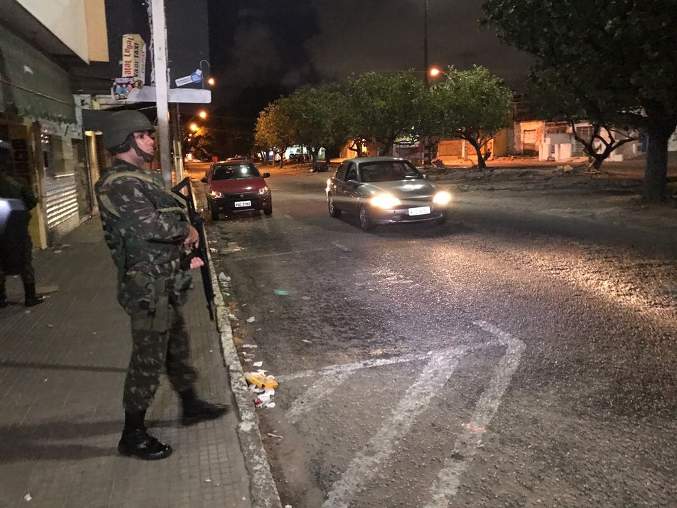 Exército faz patrulhamento nas ruas de Natal desde a noite desta sexta-feira (29) (Foto: Kleber Teixeira/Inter TV Cabugi)