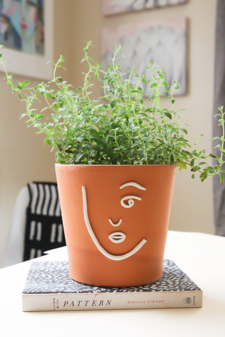 O vaso de argila é o presente perfeito para plant parents (Foto: Apartament Therapy / Reprodução)