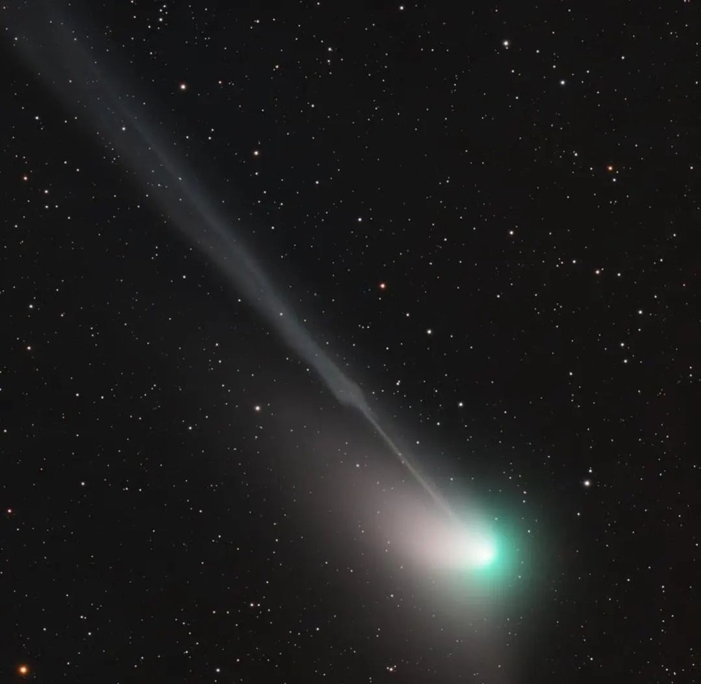 O cometa carrega material volátil que incendeia ao se aproximar do sol, o que gera o brilho intenso. — Foto: Reprodução/Instagram/c.2022e3ztf/David Cruz