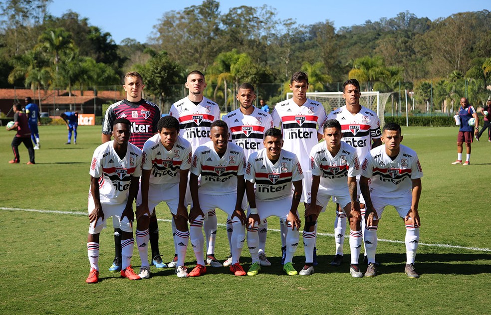 Em cima: Morato (segundo da esq para dir), Fabinho (ao lado de Morato) e Diego (último da direita); embaixo: Gabriel Sara (segundo da esq para dir) e Rodrigo Nestor (segundo da dir para esq) — Foto: Rubens Chiri/saopaulofc.net