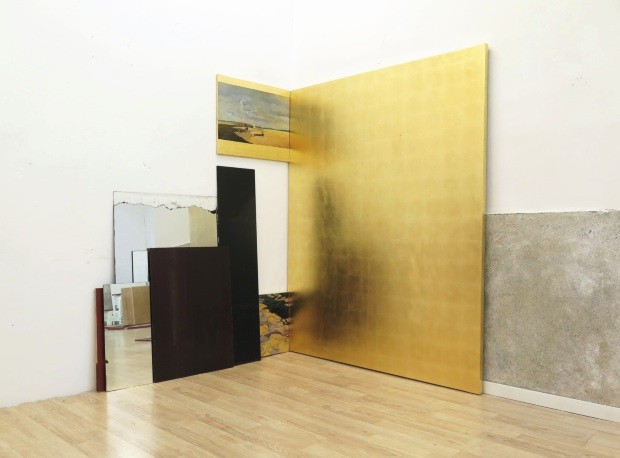 Yacimiento VII, 2017. Óleo sobre tela, óleo sobre folha de ouro falso sobre tela e espelhos, 2,01 x 1,62 x 0,02 m (Foto: Galeria Leme / Divulgação)