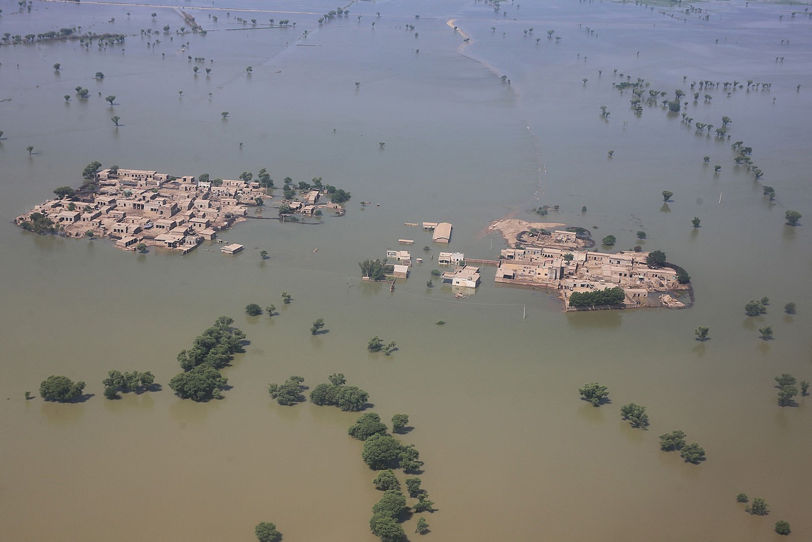 Área residencial inundada após fortes chuvas de monção no distrito de Dadu, na província de Sindh, Paquistão  — Foto: HUSNAIN ALI / AFP