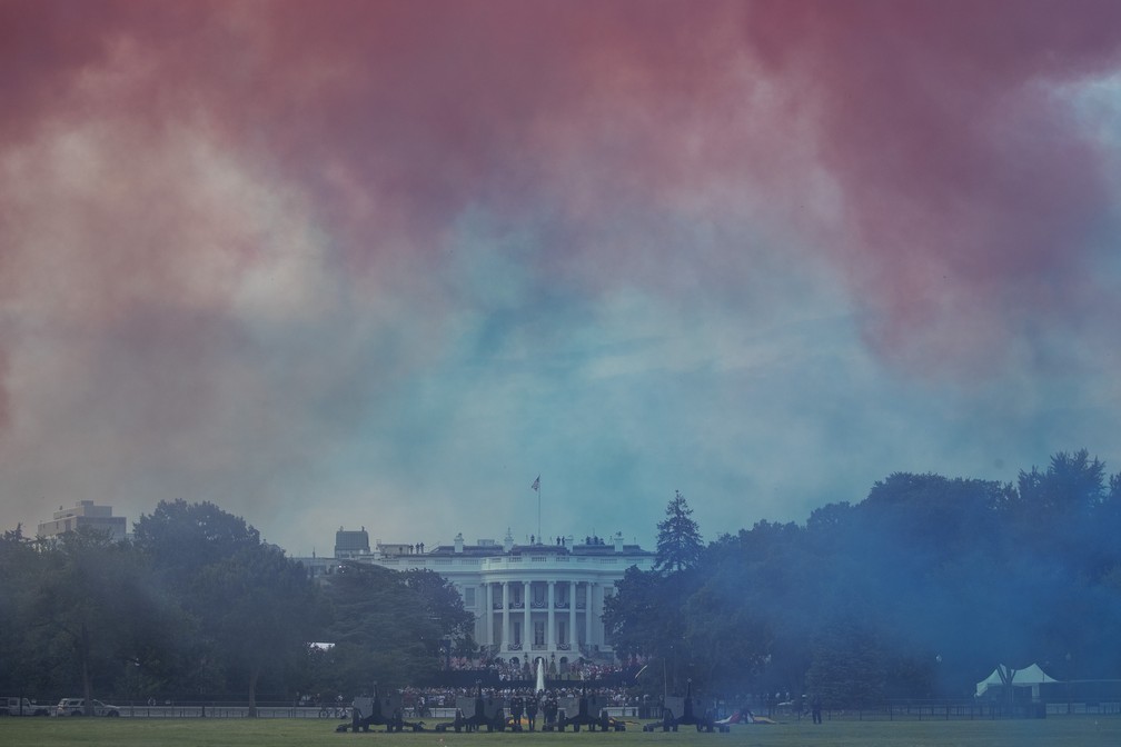 Fumaça com as cores da bandeira dos EUA durante festividades do Dia da Independência na Casa Branca, em Washington, neste sábado (4) — Foto: Alex Brandon/AP Photo