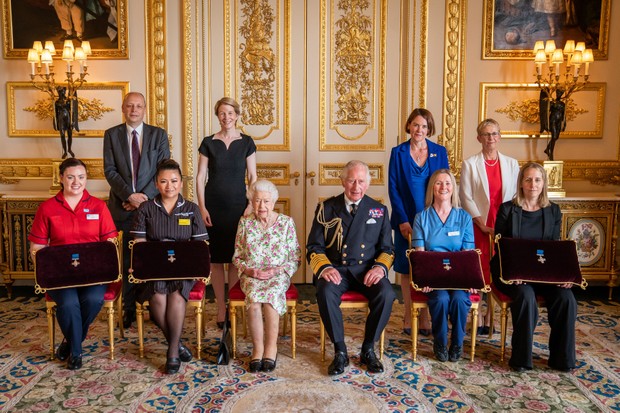 Em 12 de julho, rainha Elizabeth II presenteou representantes do National Health Service com a Cruz de Jorge, a mais alta condecoração civil do Reino Unido. (Foto: Getty Images)
