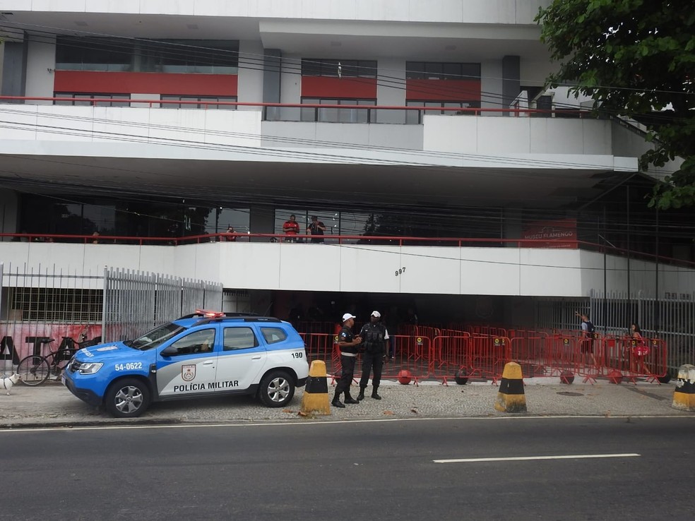 Policiais em frente &agrave; sede do Flamengo na G&aacute;vea &mdash; Foto: Fred Gomes/ge