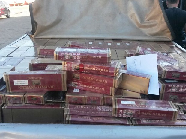 Mais de 240 mil maços de cigarro foram localizados dentro de caminhonete (Foto: Polícia Rodoviária / Divulgação)