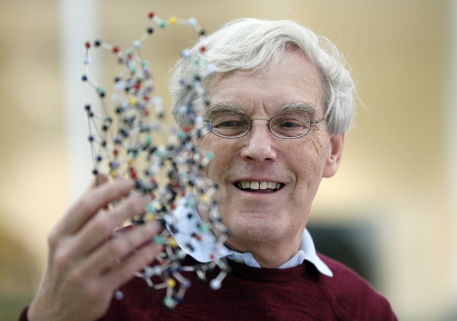 Richard Henderson, um dos laureados com o Nobel de Química, em foto desta quarta-feira (4), em Cambridge, no Reino Unido  (Foto: Frank Augstein/Associated Press)