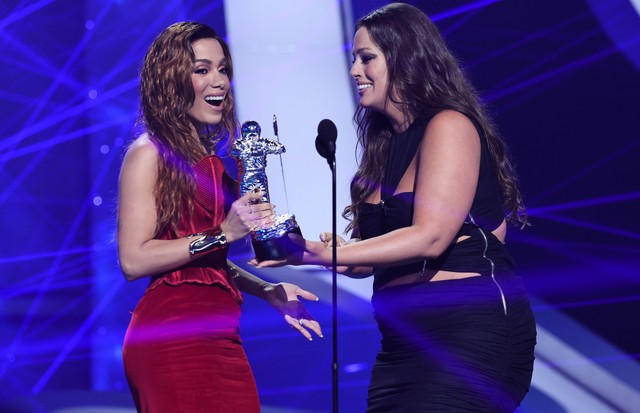 NEWARK, NEW JERSEY - AUGUST 28: Anitta accepts an award from Ashley Graham for Best Latin video for "Envolver" onstage at the 2022 MTV VMAs at Prudential Center on August 28, 2022 in Newark, New Jersey. (Photo by Theo Wargo/Getty Images for MTV/Paramount  (Foto: Getty Images for MTV/Paramount G)