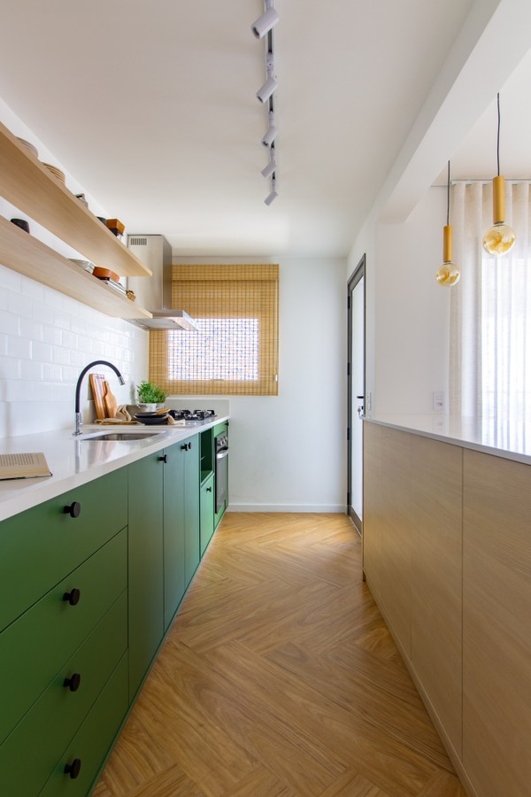 Décor do dia: cozinha com prateleiras de madeira e marcenaria verde (Foto: Mariana Pierozzi/Divulgação)
