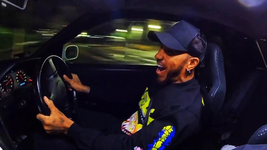 Vídeo: Hamilton deixa Mercedes de lado e dirige carro de "Velozes e Furiosos" no Japão