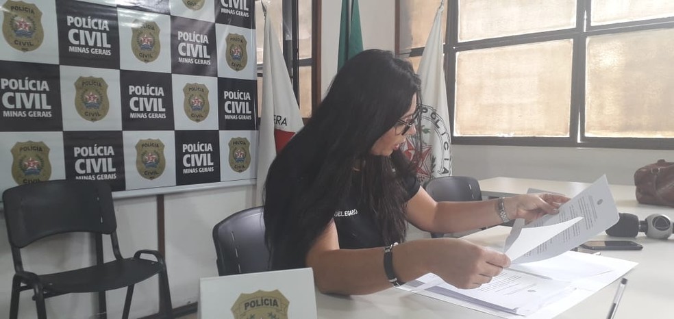 Delegada Ione Barbosa explica como o suspeito realizava os diversos furtos em Juiz de Fora — Foto: Amanda Andrade/G1