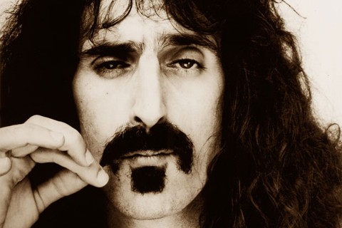Frank Zappa foi outro roqueiro que adotou o bigode como marca registrada