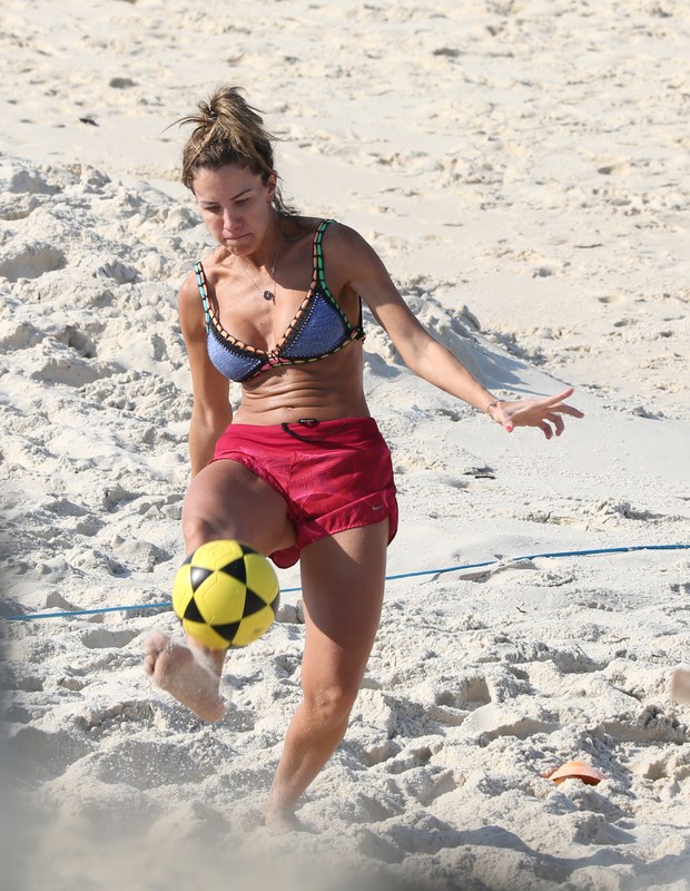 Bárbara Coelho treina futevôlei em praia carioca (Foto: Francisco Silva/AgNews)