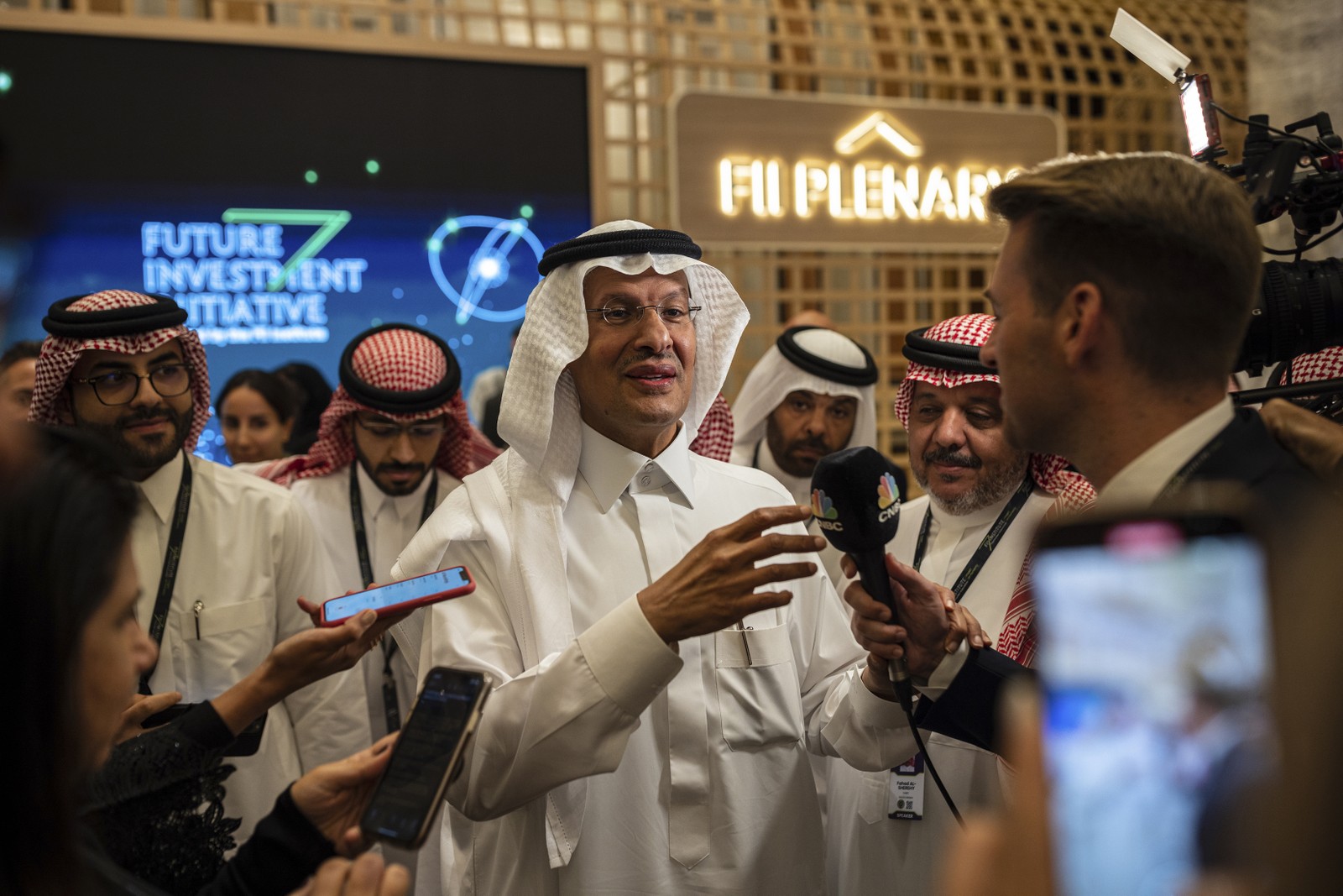 O príncipe e ministro da Energia saudita, Abdulaziz bin Salman, em conferência do Instituto Future Investment Initiative, em Riad — Foto: Tamir Kalifa/NYT
