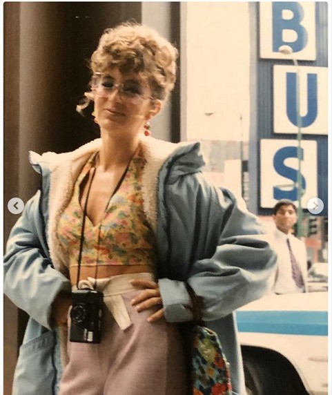 Uma das fotos antigas compartilhada pela atriz Jennifer Gray feita nos bastidores de Curtindo a Vida Adoidado (1986) (Foto: Instagram)