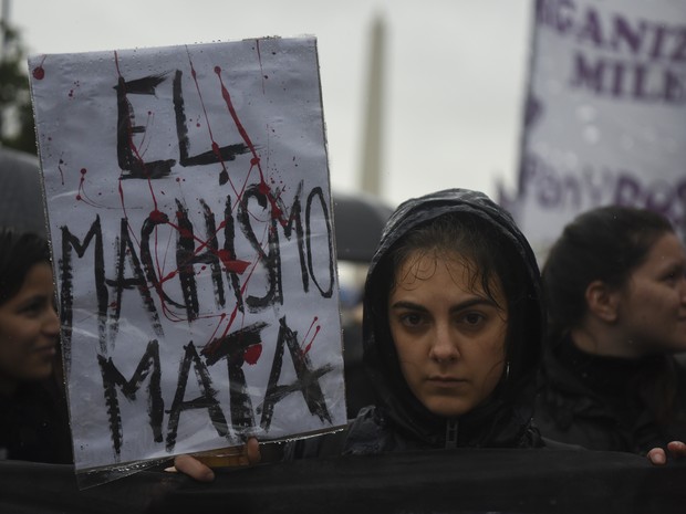 Mulher participa de marcha nesta quarta-feira (19) em Buenos Aires conta a violência contra a mulher (Foto: EITAN ABRAMOVICH / AFP)