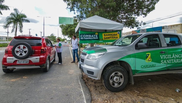 A cidade de Caruaru, no agreste pernambucano, tem feito barreiras sanitárias nas entradas do município para medir a temperatura de quem está chegando (Foto: PREFEITURA DE CARUARU/DIVULGAÇÃO, via BBC News Brasil)