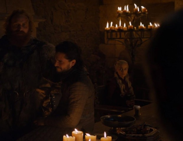 Cena em que aparece o copo do Starbucks em Game of Thrones (Foto: reprodução)