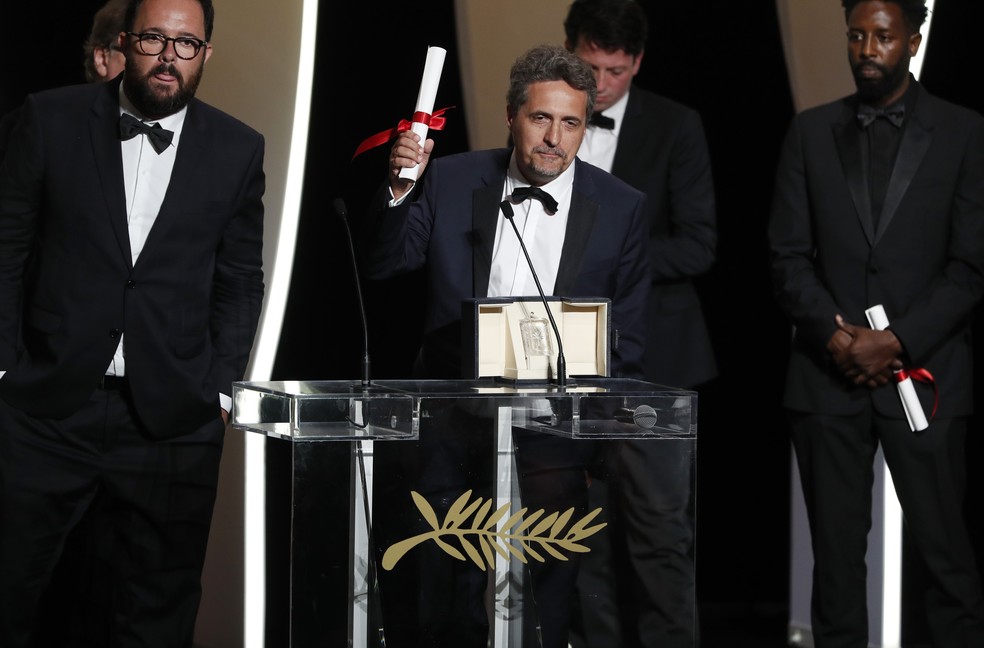 Juliano Dornelles e Kleber Mendonça Filho recebem o Prêmio do Júri do Festival de Cannes 2019, na França — Foto: Reuters
