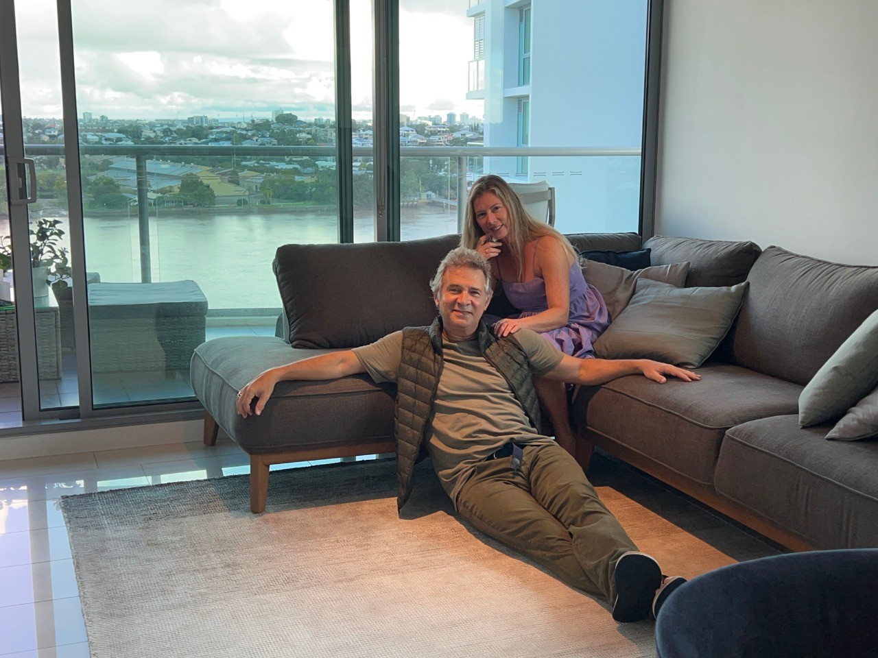 Nelson Freitas e a mulher,  Maria Cristina Cordeiro, em apartamento na Austrália (Foto: Arquivo pessoal)